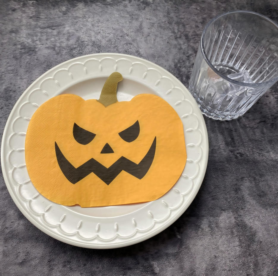 Serwetka odcięta w kształcie dyni w żółtym kolorze na Halloween