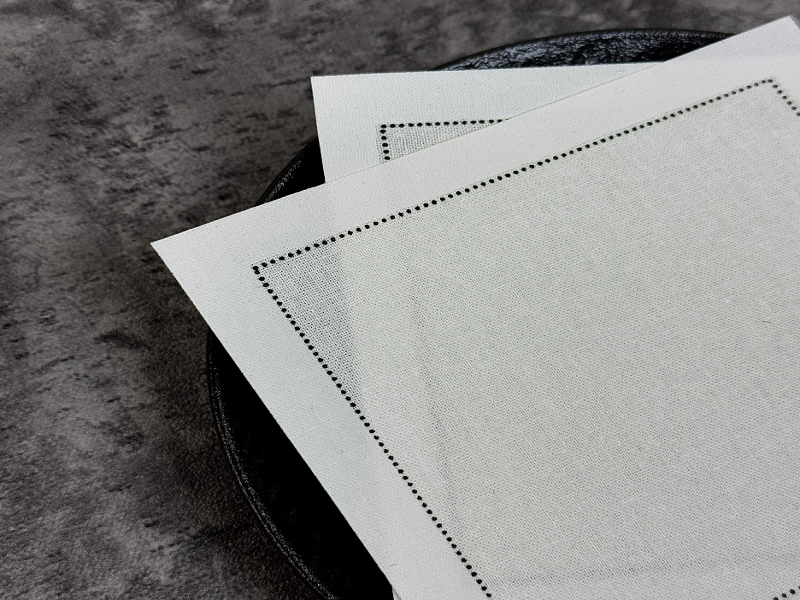 Jakie są główne zalety używania serwetek materiałowych zamiast serwetek papierowych?